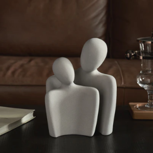Abstracte Keramische Omhelzingssculptuur Een Tijdloos Symbool van Liefde & Verbondenheid-DeWoonVallei-DeWoonVallei