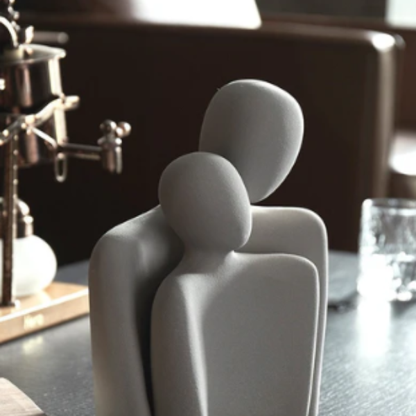 Abstracte Keramische Omhelzingssculptuur Een Tijdloos Symbool van Liefde & Verbondenheid-DeWoonVallei-DeWoonVallei
