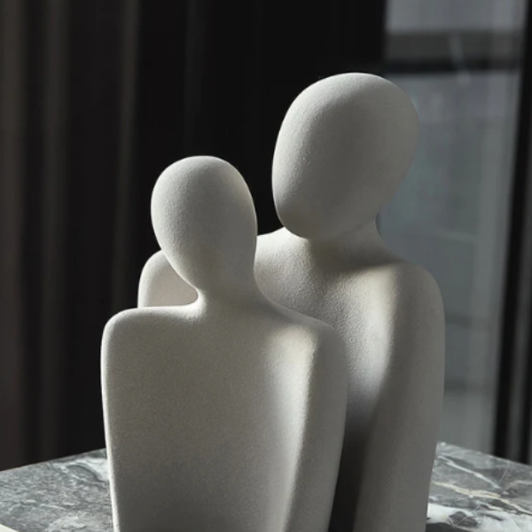 Abstracte Keramische Omhelzingssculptuur Een Tijdloos Symbool van Liefde & Verbondenheid-DeWoonVallei-DeWoonVallei