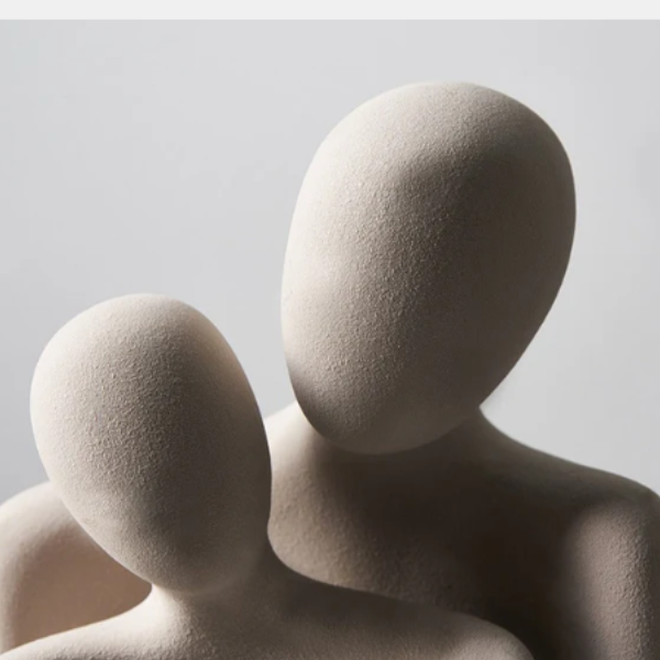Abstracte Keramische Omhelzingssculptuur Een Tijdloos Symbool van Liefde & Verbondenheid-DeWoonVallei-DeWoonVallei