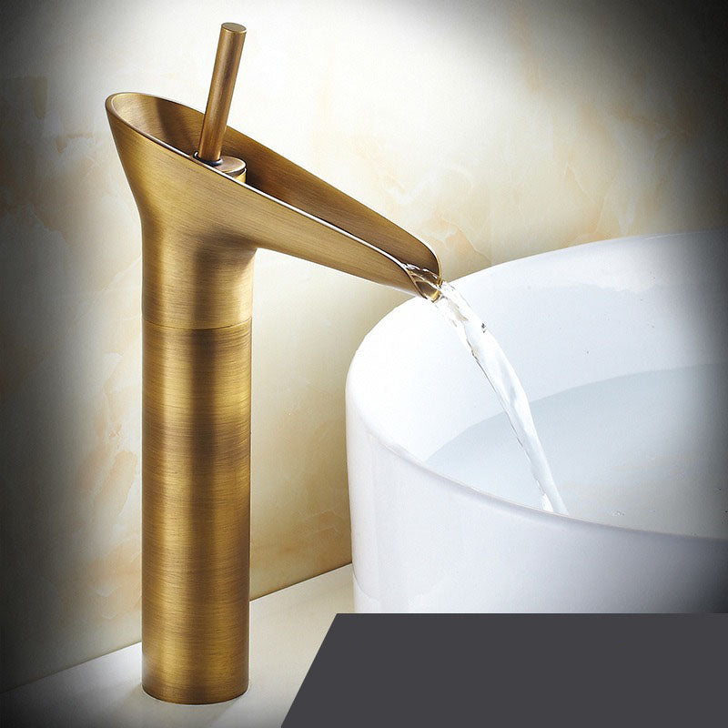 Antieke Messing Wastafelkraan met Watervaluitloop – Klassieke Luxe & Duurzaam Ontwerp-DeWoonVallei-Antiek Hoog-DeWoonVallei