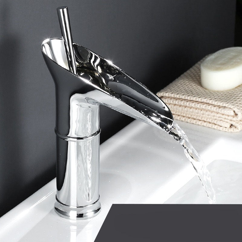 Antieke Messing Wastafelkraan met Watervaluitloop – Klassieke Luxe & Duurzaam Ontwerp-DeWoonVallei-Chroom Kort-DeWoonVallei