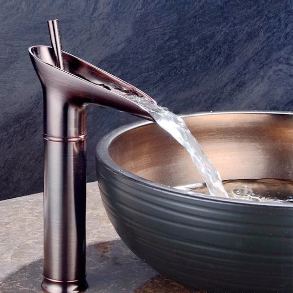 Antieke Messing Wastafelkraan met Watervaluitloop – Klassieke Luxe & Duurzaam Ontwerp-DeWoonVallei-DeWoonVallei