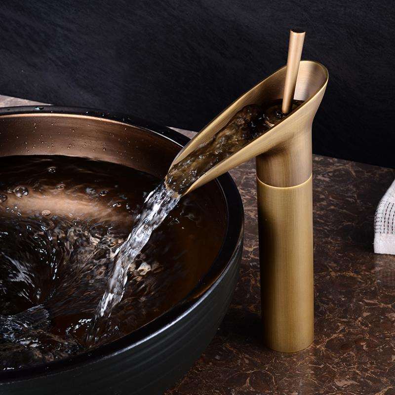 Antieke Messing Wastafelkraan met Watervaluitloop – Klassieke Luxe & Duurzaam Ontwerp-DeWoonVallei-DeWoonVallei