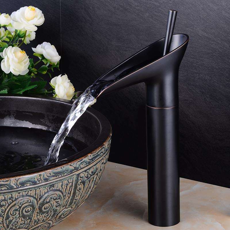 Antieke Messing Wastafelkraan met Watervaluitloop – Klassieke Luxe & Duurzaam Ontwerp-DeWoonVallei-DeWoonVallei