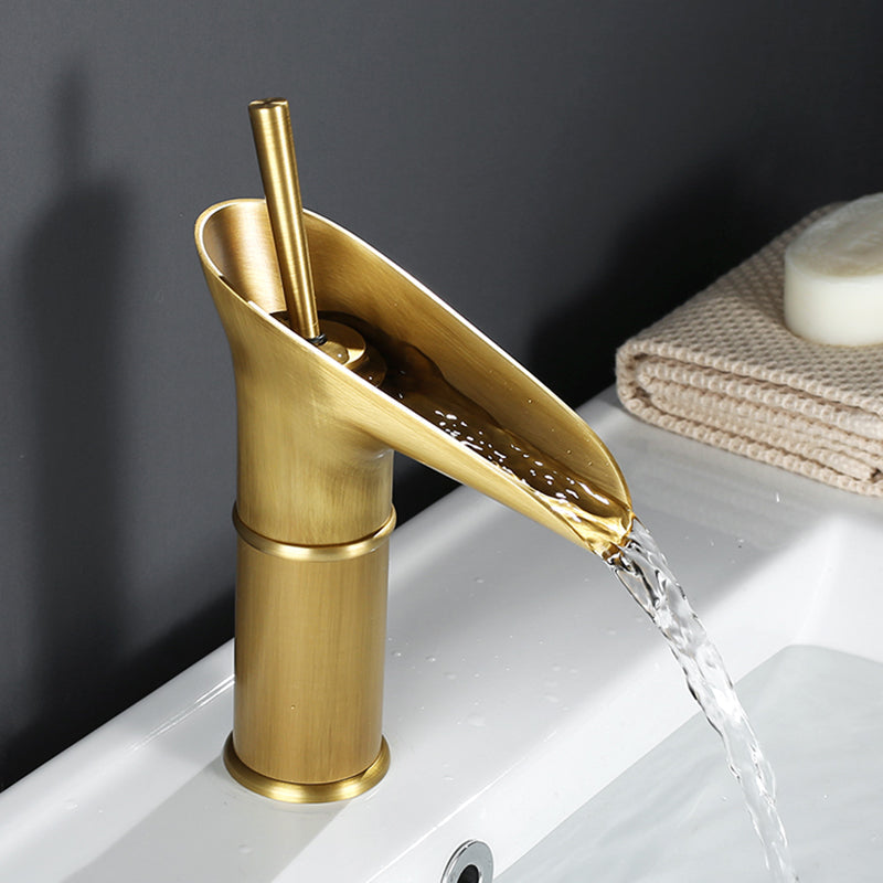 Antieke Messing Wastafelkraan met Watervaluitloop – Klassieke Luxe & Duurzaam Ontwerp-DeWoonVallei-DeWoonVallei