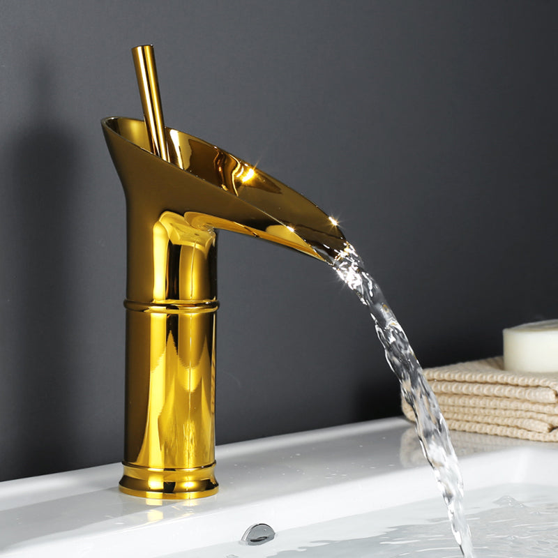 Antieke Messing Wastafelkraan met Watervaluitloop – Klassieke Luxe & Duurzaam Ontwerp-DeWoonVallei-DeWoonVallei