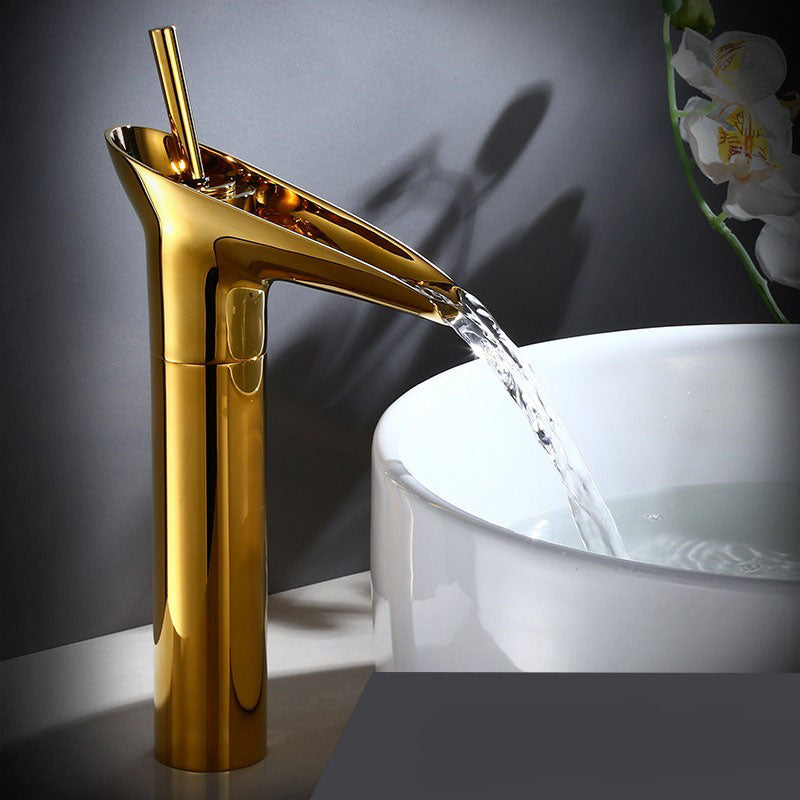Antieke Messing Wastafelkraan met Watervaluitloop – Klassieke Luxe & Duurzaam Ontwerp-DeWoonVallei-Goud Hoog-DeWoonVallei