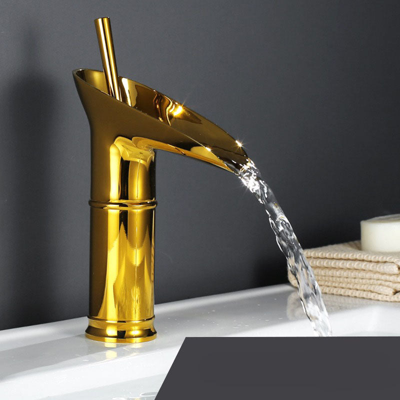 Antieke Messing Wastafelkraan met Watervaluitloop – Klassieke Luxe & Duurzaam Ontwerp-DeWoonVallei-Goud Kort-DeWoonVallei