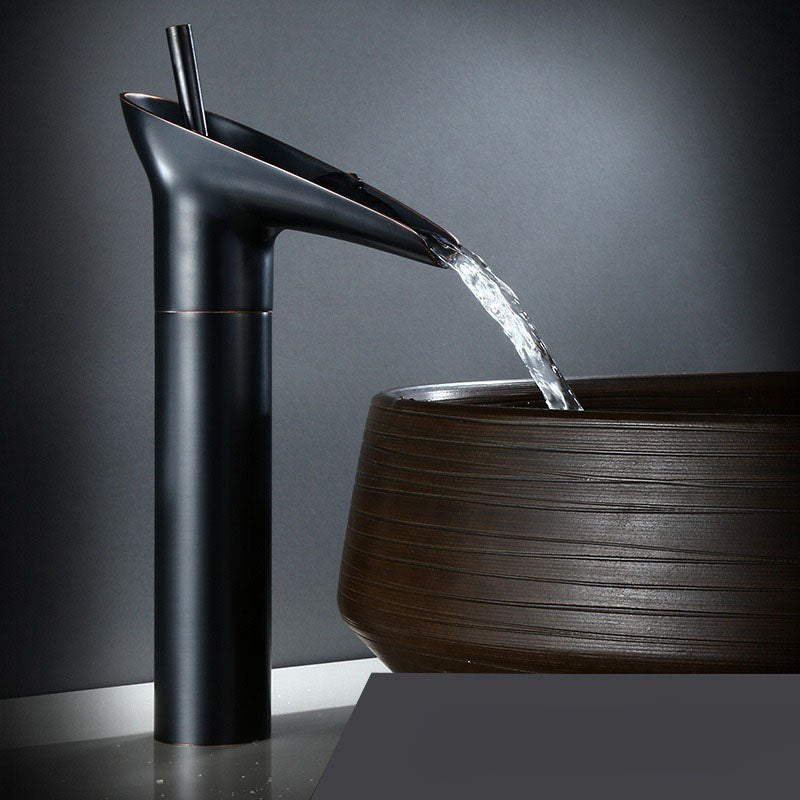 Antieke Messing Wastafelkraan met Watervaluitloop – Klassieke Luxe & Duurzaam Ontwerp-DeWoonVallei-Zwart Hoog-DeWoonVallei