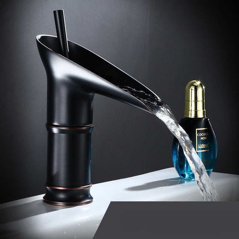 Antieke Messing Wastafelkraan met Watervaluitloop – Klassieke Luxe & Duurzaam Ontwerp-DeWoonVallei-Zwart Kort-DeWoonVallei