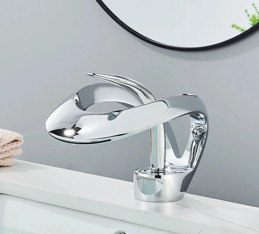 Dekgemonteerde Wastafelkraan – Luxe Design met Watervaluitloop voor een Tijdloze Uitstraling-DeWoonVallei-Chroom-DeWoonVallei