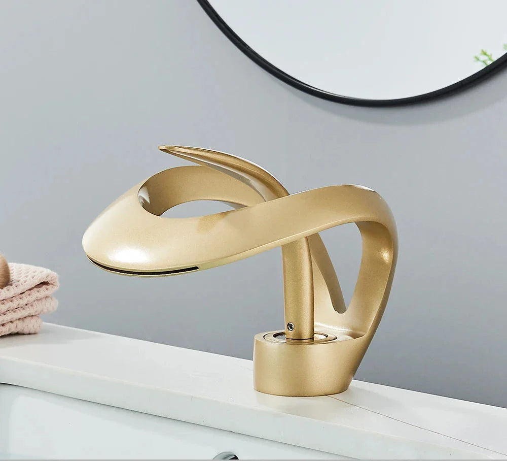 Dekgemonteerde Wastafelkraan – Luxe Design met Watervaluitloop voor een Tijdloze Uitstraling-DeWoonVallei-Goud-DeWoonVallei