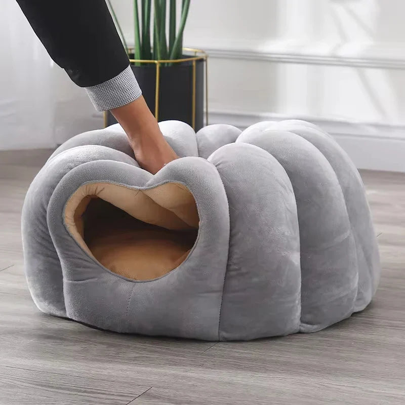 Knus Pompoen Kattenbed – Gesloten Ontwerp & Warm Comfort voor de Winter-Pet beds-DeWoonVallei-DeWoonVallei