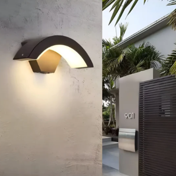 Moderne Buitenmuurlamp met Bewegingssensor voor Veiligheid en Stijl