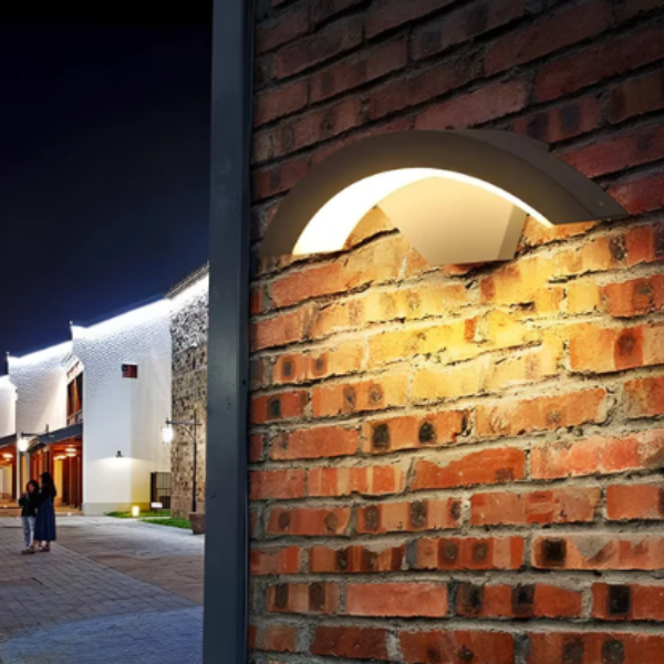 Moderne Buitenmuurlamp met Bewegingssensor voor Veiligheid en Stijl