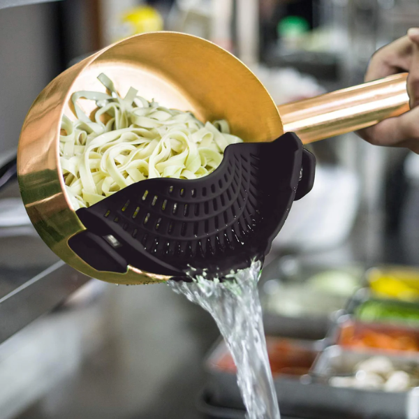 Clip-On Siliconen Vergiet voor Pannen Ruimtebesparend en Gebruiksvriendelijk Keukengerei-Kitchen Tools-DeWoonVallei-DeWoonVallei