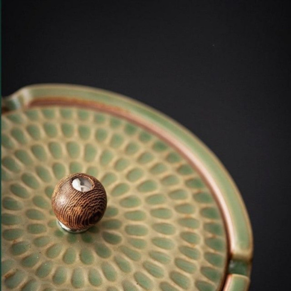 Handgemaakte Keramische Asbak met Houten Deksel Elegant en Geurvrij-Decoration-DeWoonVallei-DeWoonVallei