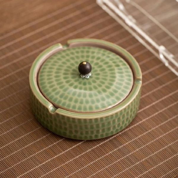 Handgemaakte Keramische Asbak met Houten Deksel Elegant en Geurvrij-Decoration-DeWoonVallei-DeWoonVallei