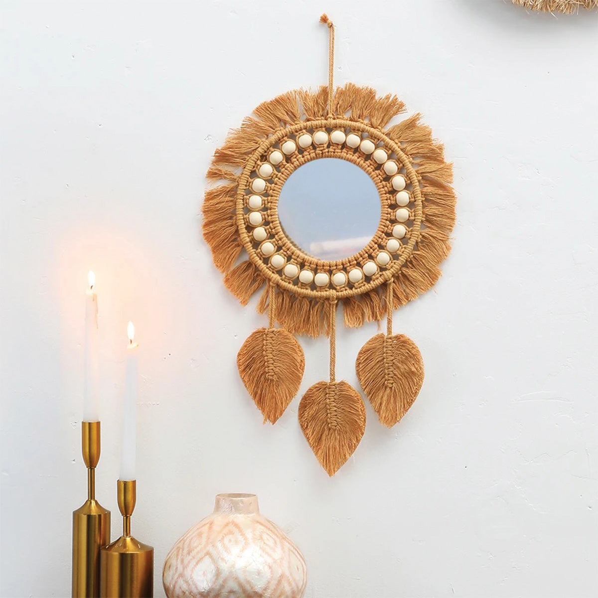 Macramé Spiegel met Kralen – Boho Wanddecoratie-Mirror-Met Veren-DeWoonVallei