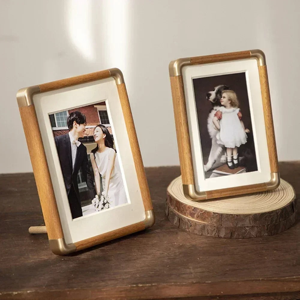 Massief Houten Fotolijst – Vintage Tafelmodel met Elegante Metalen Hoeken-Home Decoration-DeWoonVallei-DeWoonVallei