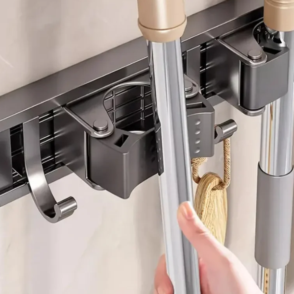 Metalen Wandbezemhouder Met 3 Haken En 2 Clips Ruimtebesparend-Hooks-DeWoonVallei-DeWoonVallei