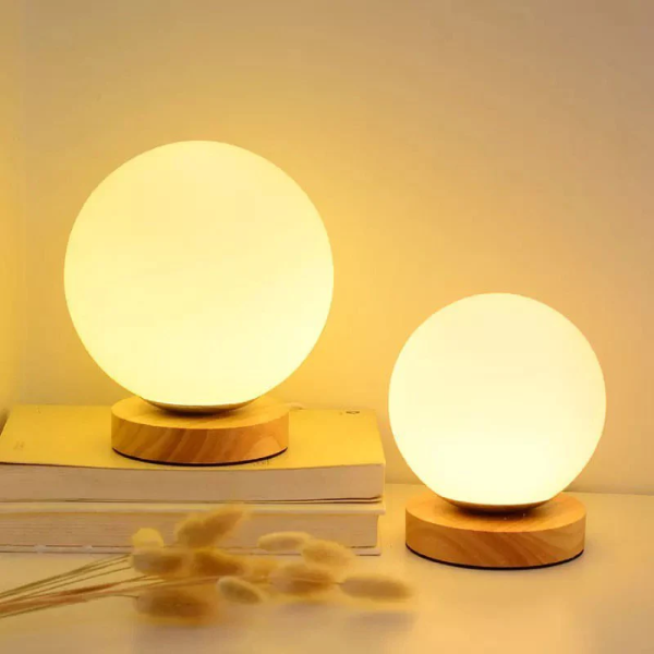 Moderne Globe Tafellamp met Houten Voet voor Warme Verlichting-Table Lamps-DeWoonVallei-20 cm-DeWoonVallei