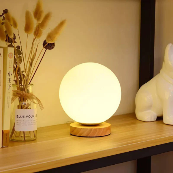 Moderne Globe Tafellamp met Houten Voet voor Warme Verlichting-Table Lamps-DeWoonVallei-DeWoonVallei