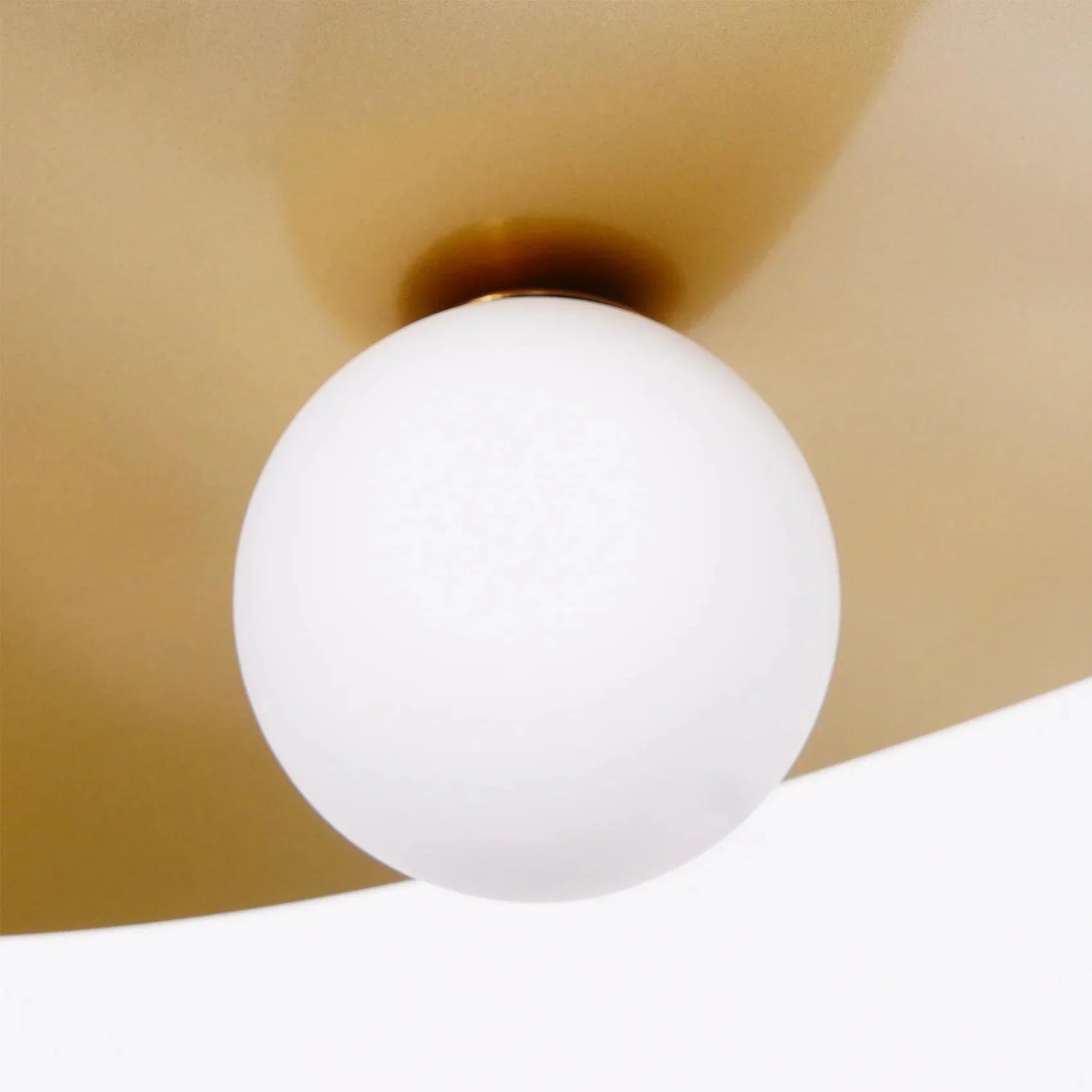 Moderne Hanglamp met Glazen Kap – Goud & Zwart Ontwerp voor Eetkamer en Woonruimte-Lamp-DeWoonVallei-DeWoonVallei