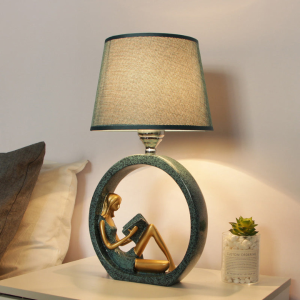 Moderne Meisje Lezend Resin Nachtlamp Blauwe Stoffen Kap Elegante Verlichting-Table Lamp-DeWoonVallei-DeWoonVallei