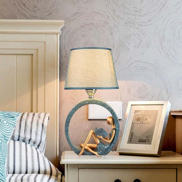 Moderne Meisje Lezend Resin Nachtlamp Blauwe Stoffen Kap Elegante Verlichting-Table Lamp-DeWoonVallei-DeWoonVallei