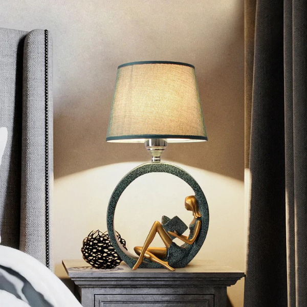 Moderne Meisje Lezend Resin Nachtlamp Blauwe Stoffen Kap Elegante Verlichting-Table Lamp-DeWoonVallei-DeWoonVallei