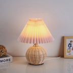 Noordse Rattan Geplooide Stoffen LED Tafellamp USB-Aangedreven Zacht Sfeerverlichting-Table Lamps-DeWoonVallei-Warm Licht (Vaste helderheid)-Roze-DeWoonVallei