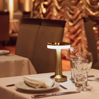 Retro Stijl Tafellamp met Verstelbare LED Verlichting voor Elegante Sfeer in Huis-Table Lamps-DeWoonVallei-DeWoonVallei