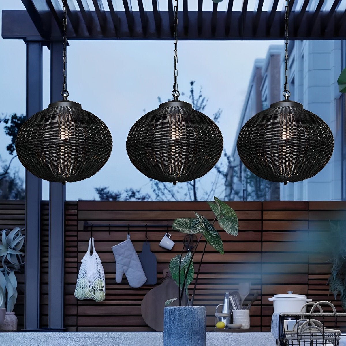 Ronde Rotan Buitenhanglamp – Waterdichte Retro Zwarte Lantaarn voor Sfeervolle Terrasverlichting-Ceiling Lamp-DeWoonVallei-DeWoonVallei