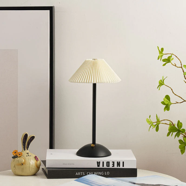 Tafellamp met geplooide stoffen kap en messing afwerking voor warme sfeerverlichting-Table Lamps-DeWoonVallei-Beige Lampenkap + Zwarte Voet-DeWoonVallei