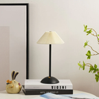 Tafellamp met geplooide stoffen kap en messing afwerking voor warme sfeerverlichting-Table Lamps-DeWoonVallei-Beige Lampenkap + Zwarte Voet-DeWoonVallei
