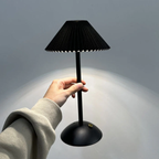 Tafellamp met geplooide stoffen kap en messing afwerking voor warme sfeerverlichting-Table Lamps-DeWoonVallei-Zwarte Lampenkap + Zwarte Voet-DeWoonVallei