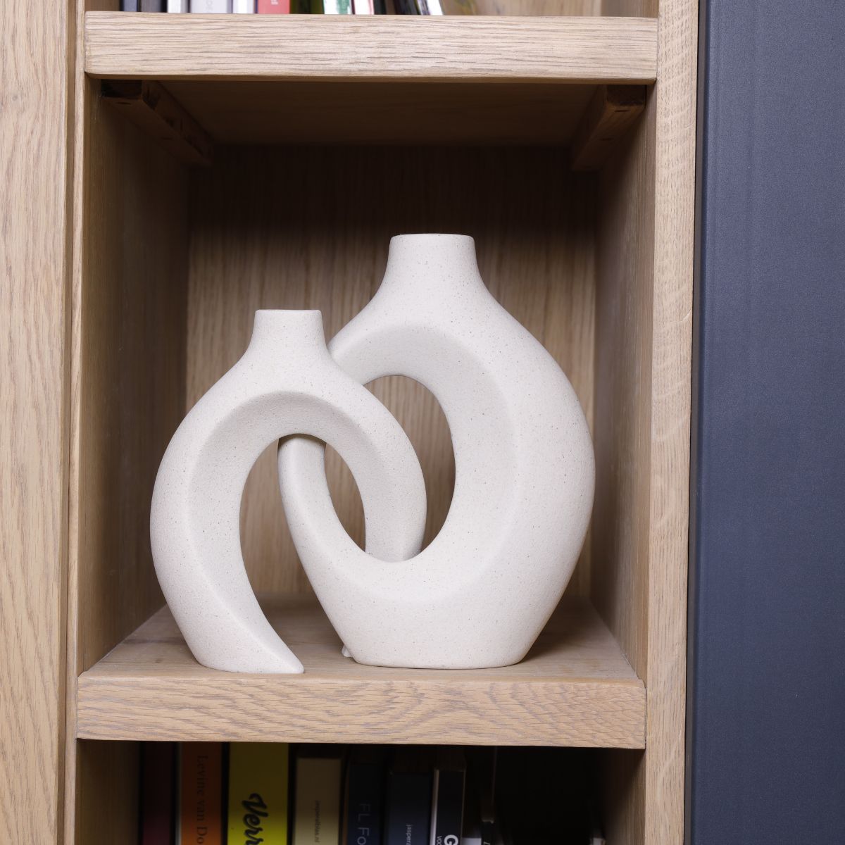 Verweven Keramische Bloemenvaas met Sculpturaal Ontwerp voor Artistiek en Elegant Woondecor-DeWoonVallei-DeWoonVallei