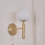 Wandlamp van Messing met Botanische Alabasterbloemen voor Warme Sfeerverlichting-Wall lamp-DeWoonVallei-DeWoonVallei