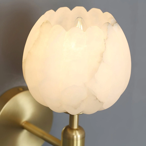 Wandlamp van Messing met Botanische Alabasterbloemen voor Warme Sfeerverlichting-Wall lamp-DeWoonVallei-DeWoonVallei